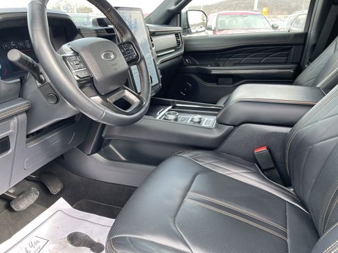 Used 2024 Ford Expedition Platinum image 11