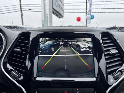 Certified 2022 Jeep Cherokee Limited w/ Elite Package image 27