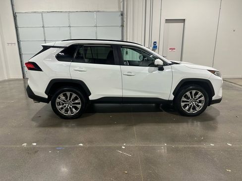 Used 2020 Toyota RAV4 XLE Premium image 4