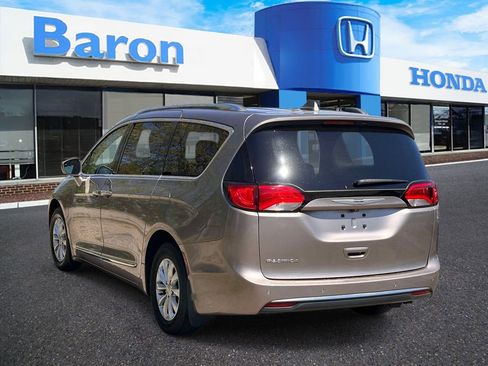 Used 2018 Chrysler Pacifica Touring-L FWD image 4