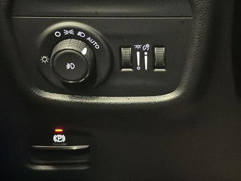 Used 2025 Jeep Grand Cherokee Limited w/ Black Appearance Package image 38