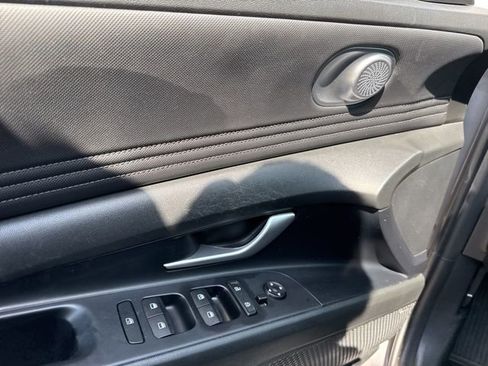 Used 2024 Hyundai Elantra Limited image 9