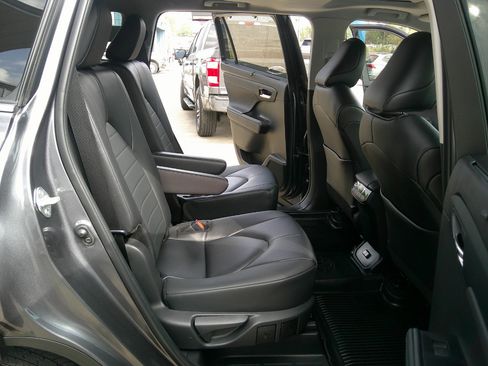 Used 2024 Toyota Highlander XLE image 16