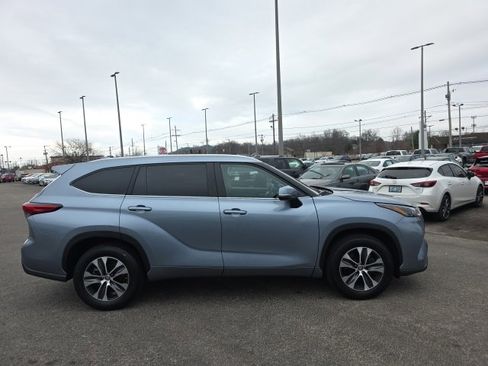Certified 2023 Toyota Highlander XLE image 4