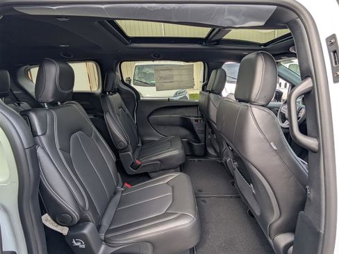 New 2026 Chrysler Pacifica Select image 7