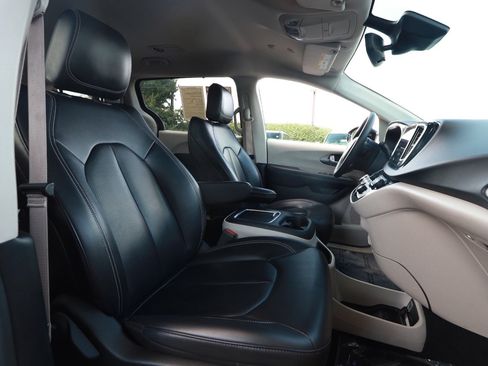 Used 2024 Chrysler Pacifica Touring-L FWD image 28