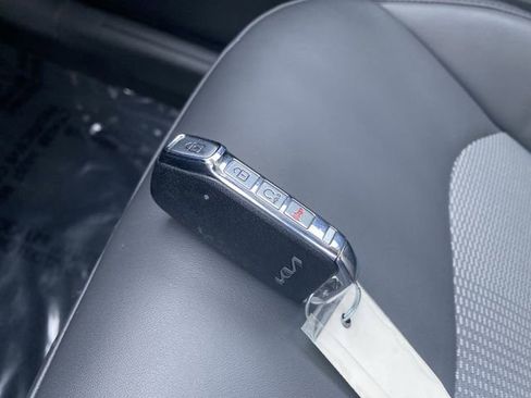 Certified 2023 Kia Niro EX image 28