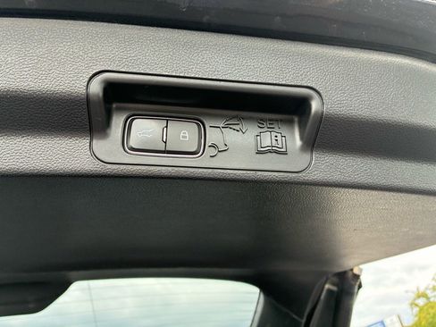 Used 2020 Ford Explorer XLT image 14