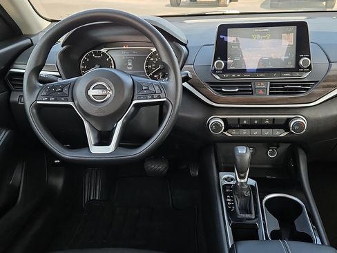 Used 2024 Nissan Altima 2.5 SV FWD image 18