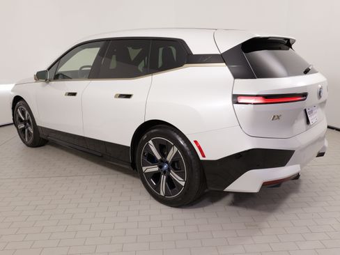 Used 2023 BMW iX xDrive50 w/ Premium Package AWD/4WD image 15