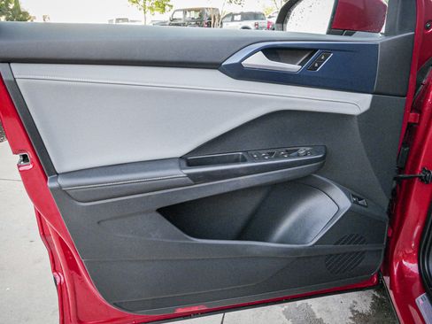 Used 2024 Volkswagen Taos SE w/ Panoramic Sunroof Package image 14