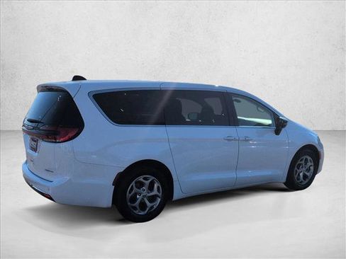 Used 2024 Chrysler Pacifica Limited image 5