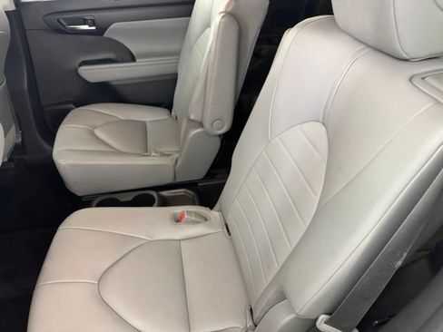 Used 2020 Toyota Highlander XLE w/ Protection Package #3 AWD/4WD image 32