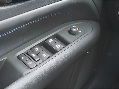 Used 2025 Jeep Compass Latitude w/ Altitude Special Edition image 14