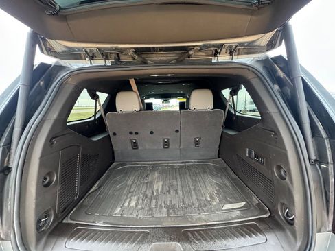Used 2023 GMC Yukon XL SLT w/ SLT Luxury Package image 17