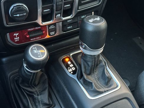 Used 2025 Jeep Wrangler Unlimited Rubicon AWD/4WD image 24