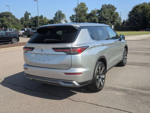 Used 2025 Mitsubishi Outlander SE AWD/4WD image 3
