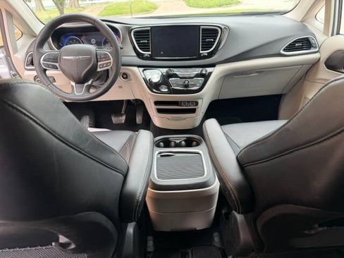 Used 2023 Chrysler Pacifica Touring-L FWD image 9