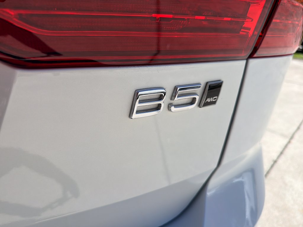 Used 2023 Volvo XC60 B5 Plus AWD/4WD image 11