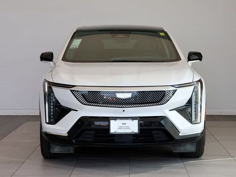 Used 2025 Cadillac Optiq Luxury 2 w/ LPO, Floor Liner Package AWD/4WD image 6