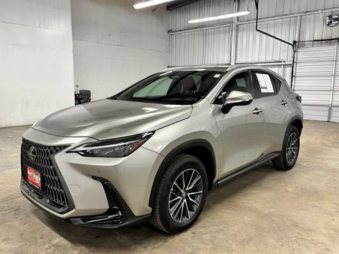 Used 2025 Lexus NX 250 FWD w/ Accessory Package (2T) image 3