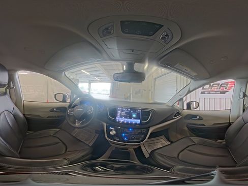 Used 2023 Chrysler Pacifica Touring-L FWD image 5