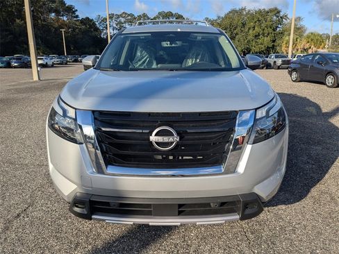 New 2025 Nissan Pathfinder SL image 2