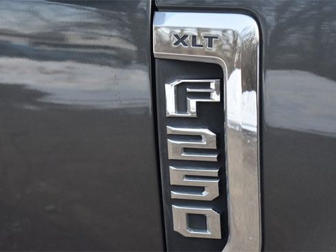 Used 2019 Ford F250 XLT w/ XLT Premium Package image 13