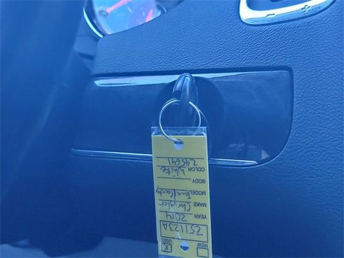 Used 2014 Chrysler Town & Country Touring image 32