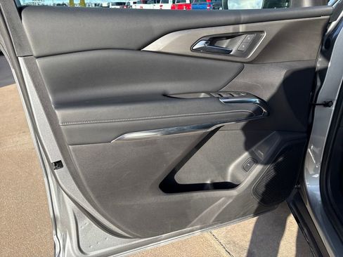 Used 2025 Chevrolet Traverse LT image 15