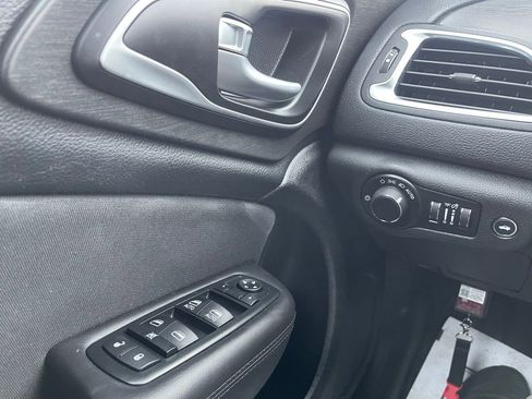 Used 2015 Chrysler 200 Limited w/ Convenience Group image 11