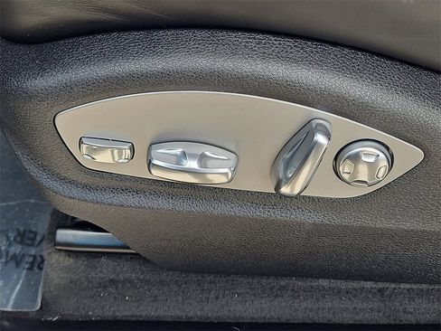 Certified 2025 Porsche Macan image 28