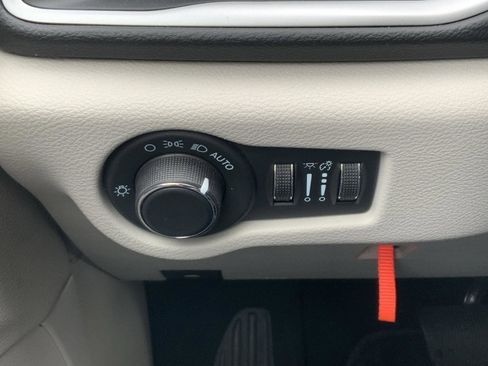 Used 2023 Chrysler Voyager LX image 31