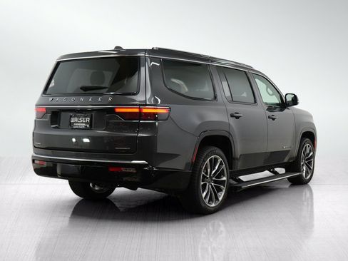 Used 2022 Jeep Wagoneer Series III w/ Premium Group I AWD/4WD image 6