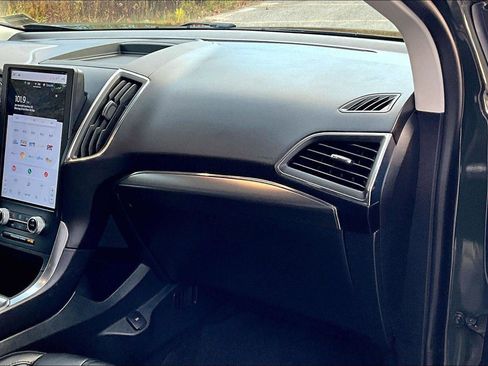Used 2024 Ford Edge Titanium image 16