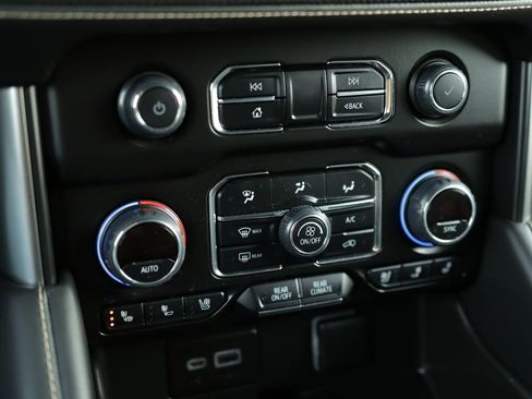 Used 2023 Chevrolet Suburban Premier RWD image 17
