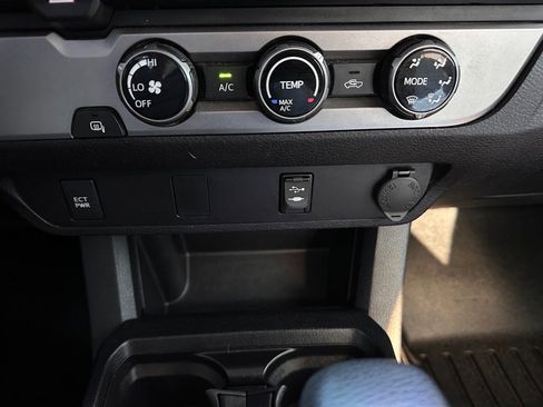 Used 2017 Toyota Tacoma SR5 image 22