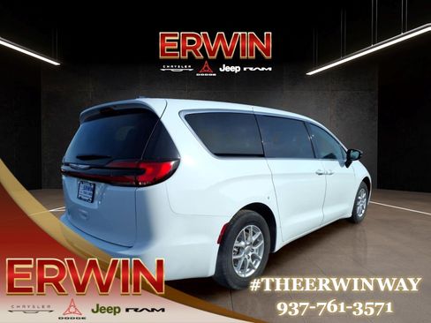 Used 2024 Chrysler Pacifica Touring-L FWD image 7