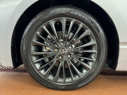 Used 2021 Toyota Avalon XSE image 8