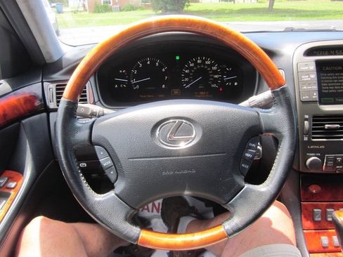 Used 2004 Lexus LS 430 RWD image 19