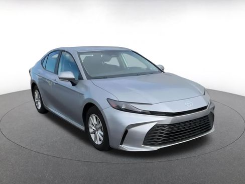 Used 2025 Toyota Camry LE image 3