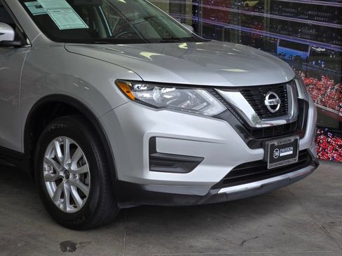 Used 2017 Nissan Rogue SV w/ SV Premium Package AWD/4WD image 2