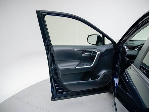 Used 2021 Toyota RAV4 XLE Premium image 14