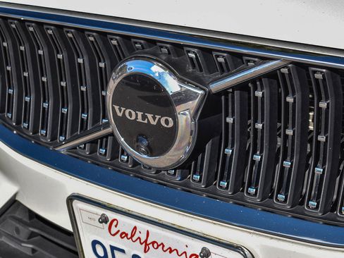 Used 2023 Volvo V60 B5 Cross Country Ultimate w/ Climate Package image 10