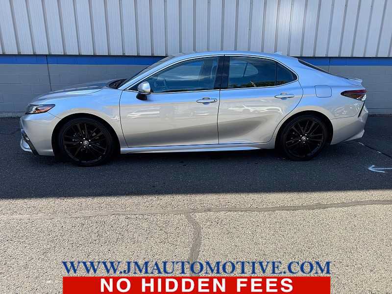 Used 2022 Toyota Camry XSE FWD image 2