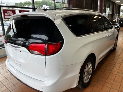 Used 2020 Chrysler Pacifica Touring-L FWD image 8