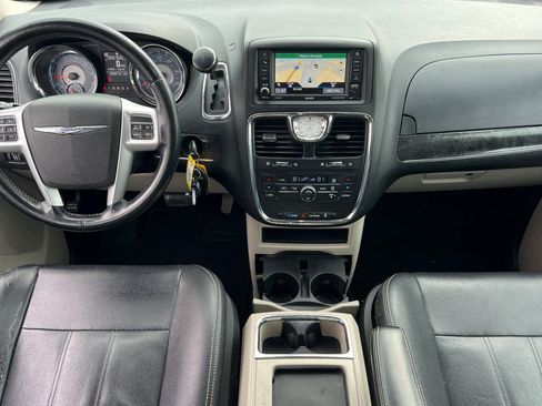Used 2015 Chrysler Town & Country Touring image 10