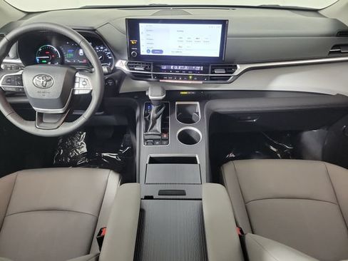 Used 2026 Toyota Sienna XLE FWD image 16