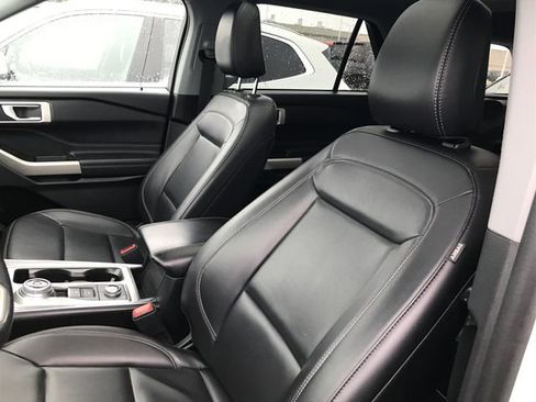 Used 2023 Ford Explorer XLT image 5