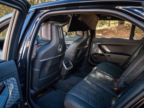 Used 2023 BMW i7 xDrive60 w/ Executive Package 2 image 38